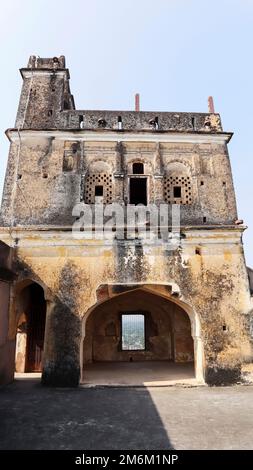 Vue sur la Tour de surveillance en ruines du fort de Barua Sagar, Jhansi, Uttar Pradesh, Inde. Banque D'Images