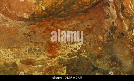 Peintures d'animaux comme des buffles et des cerfs avec des humains dans les abris de roche de Bhimbetka, Raisen, Madhya Pradesh, Inde. Banque D'Images