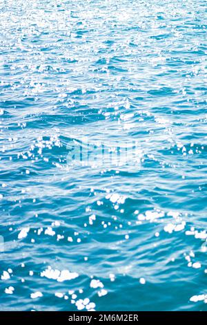 Texture bleu de l'eau de mer, fond des vagues sombres de l'océan comme nature et conception environnementale Banque D'Images