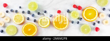 Panorama de la nourriture d'été fraîche, ingrédients de salade de fruits, tiré du dessus Banque D'Images