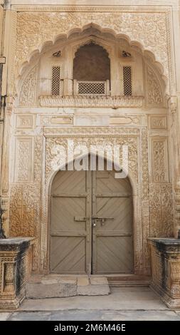 Belle porte d'entrée sculptée du Nouveau Palais, Gohad, Bhind, Madhya Pradesh, Inde. Banque D'Images