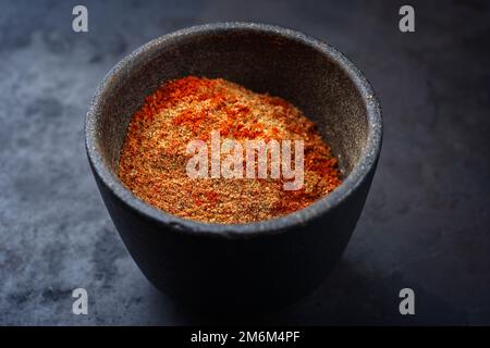 Un plat traditionnel à base de porc et de bœuf tiré au barbecue est offert en gros plan dans un bol rustique avec espace pour les copies Banque D'Images