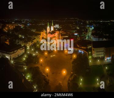 Un gros plan de la cathédrale de la Sainte Trinité près d'une place à Zilina, en Slovaquie, la nuit Banque D'Images