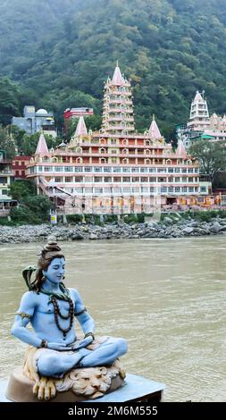 Statue du Seigneur Shiva et Hitam Life Spritual Centre in Background, Tapovan, Rishikesh, Uttarakhand, Inde. Banque D'Images