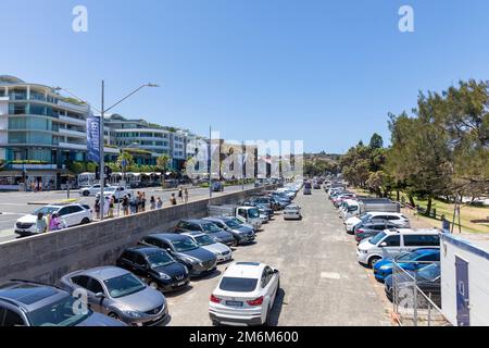 Le parking de Bondi Beach peut être difficile, limité pour les véhicules sur campbell parade face à la plage, Sydney, NSW, Australie Banque D'Images