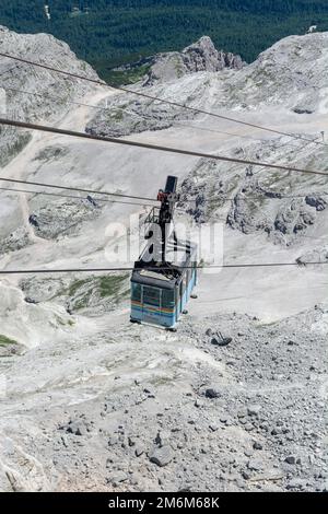 Cortina d'Ampezzo, Dolomites, Italie - 8 juillet 2022 : téléphérique ou télécabine montant de Cortina d'Ampezzo à Tofana di M. Banque D'Images