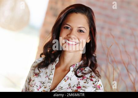 Ses yeux sont scintillés. Jeune femme confiante souriant à la caméra. Banque D'Images