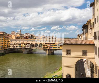 Florence, Italie - Circa juin 2021: Paysage de la ville avec le Vieux Pont - Ponte Vecchio. Banque D'Images