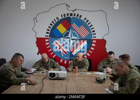 ANSBACH, Allemagne - le commandant général adjoint du soutien du corps de la victoire, le général de division Robert Burke, rencontre les dirigeants et les soldats de l'OTAN pour discuter des opérations du site d'opération avancé en Pologne. Burke a visité et évalué les projets de protection des forces, de qualité de vie et d'ingénierie sur les sites d'exploitation à l'avant-plan autour de la Pologne, de la Lettonie et de la Lituanie, de 23 avril - 4 mai 2022. Banque D'Images