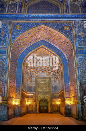 Intérieur de la Mosquée Tilya Kori et de Madrasah situé sur la place du Registan, à Samarkand, en Ouzbékistan Banque D'Images