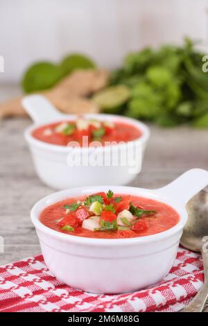 Gazpacho aux tomates pastèques dans des bols Banque D'Images