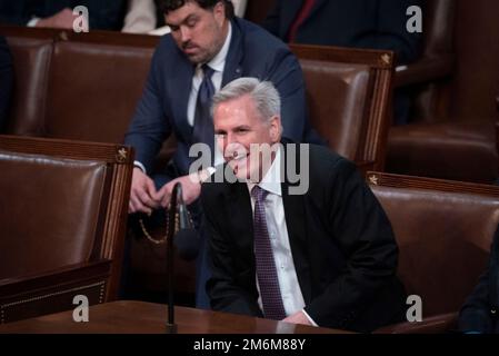 Le chef de la minorité de la Chambre des représentants américaine, Kevin McCarthy (républicain de Californie), attend pendant le sixième vote de la Chambre des représentants, mercredi, 4 janvier 2023. Photo de Cliff Owen/CNP/ABACAPRESS.COM Banque D'Images