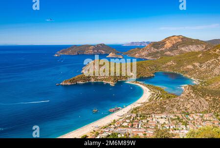 Vue panoramique sur la plage d'Oludeniz et le lagon bleu, Fethiye, Turquie. Banque D'Images