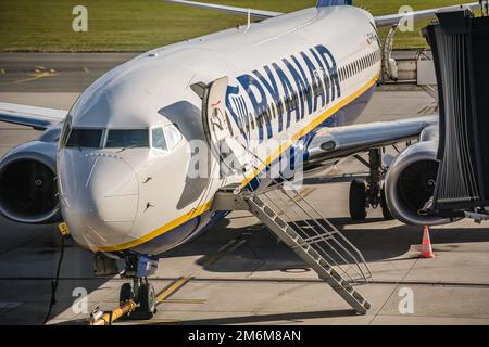 Avion Ryanair attendant d'être embarqué à l'aéroport Banque D'Images