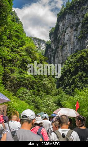 Foule sur le chemin du parc national de Wulong Banque D'Images