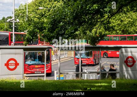 Les bus attendent de partir à la gare routière de Crystal Palace Banque D'Images