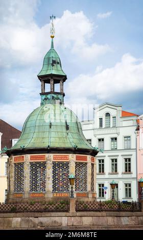 Hôtel de ville et tour nage de dans la ville historique de Wismar, Allemagne Banque D'Images