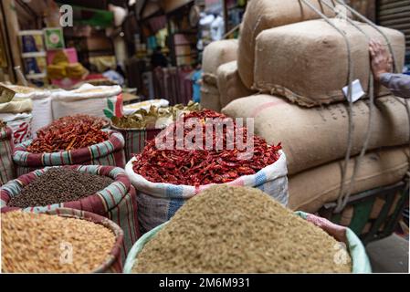 Un sac de piments rouges séchés est vendu sur le marché aux épices près du bazar Khan El Khalili au Caire islamique, en Égypte. Banque D'Images