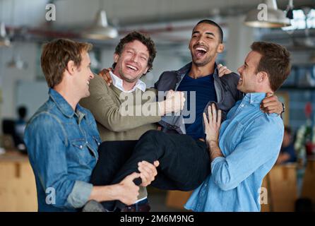 Un des gars. Groupe de collègues masculins qui se détournent et qui sont stupides au bureau. Banque D'Images