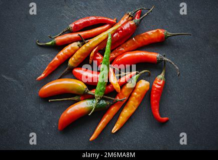 Petit mais flamboyant. Photo en grand angle des piments rouges frais sur un comptoir de cuisine. Banque D'Images