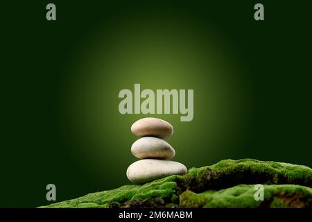 Pile de pierres rondes sur fond vert. Podium pour présenter les produits Banque D'Images
