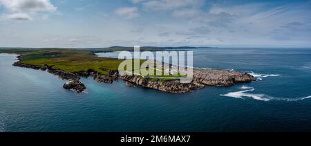 Un paysage de drone panoramique de la baie de Boradhaven et du phare hsitoric de Broadhaven sur Gubbacashel P. Banque D'Images