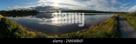 Vue panoramique sur le paysage de la réserve de Wildfowl à Lough Swilly au coucher du soleil Banque D'Images