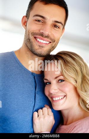 La vie ne pouvait pas s'améliorer. Portrait d'un jeune couple affectueux. Banque D'Images