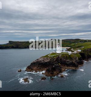 Vue sur le paysage des drones du phare de Fanad Head et de la péninsule sur la côte nord de l'Irlande Banque D'Images