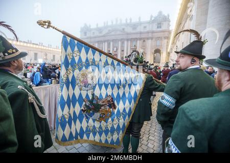 Vatican. 05th janvier 2023. Vatican. 05th janvier 2023. Les visiteurs de Bavière attendent tôt le matin le début de la messe funéraire publique pour le regretté Pape émérite Benoît XVI à Saint-Benoît Place Pierre. Le pape émérite Benoît XVI est décédé au Vatican le 31 décembre 2022, à l'âge de 95 ans. Crédit: Michael Kappeler/dpa crédit: dpa Picture Alliance/Alamy Live News/dpa/Alamy Live News crédit: dpa Picture Alliance/Alamy Live News Banque D'Images