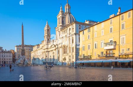 Lever de soleil sur les bâtiments de la Piazza Navona (place Navona) à Rome, Italie Banque D'Images