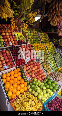 fruits de différentes variétés, couleurs et tailles conservés en vente dans une cabine de vente de fruits sur le marché Banque D'Images