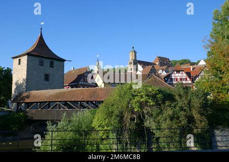 Passerelle rouge dans la salle Schwaebisch en Allemagne Banque D'Images