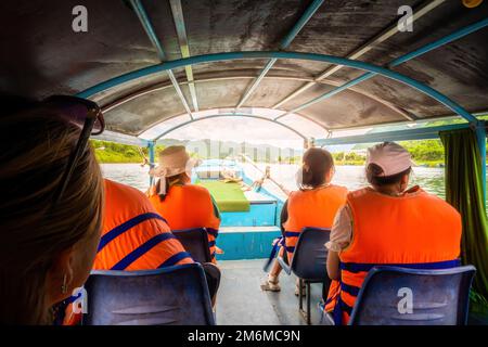 Phong Nha, Ke Bang grotte, une incroyable, merveilleuse caverne à Bo Trach, Vietnam, est le patrimoine mondial du Viet Nam, visite de voyageur en bateau sur l'eau. Voyagez un Banque D'Images