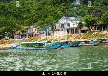 Phong Nha, Ke Bang grotte, une incroyable, merveilleuse caverne à Bo Trach, Vietnam, est le patrimoine mondial du Viet Nam, visite de voyageur en bateau sur l'eau. Voyagez un Banque D'Images