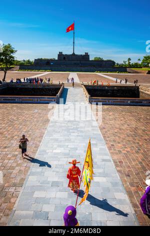 Hue City, Vietnam - 14 août 2022 : touristes et activités traditionnelles dans la Citadelle de Hue au Vietnam. Fossé du palais impérial, complexe du palais de l'empereur, Hue Banque D'Images