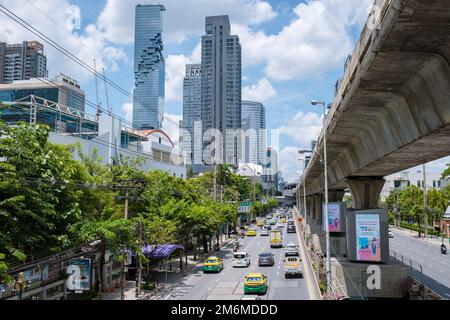 Bangkok Thaïlande heure de pointe de la circulation dans la ville au crépuscule, trafic urbain de Bangkok Banque D'Images