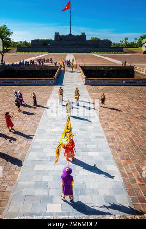 Hue City, Vietnam - 14 août 2022 : touristes et activités traditionnelles dans la Citadelle de Hue au Vietnam. Fossé du palais impérial, complexe du palais de l'empereur, Hue Banque D'Images