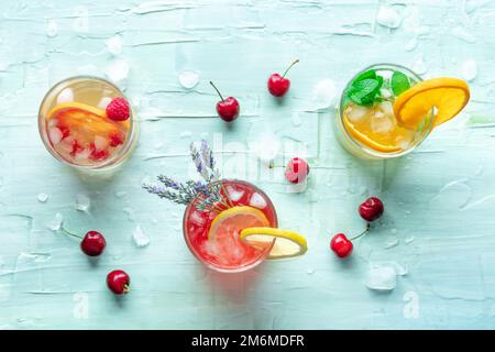 Cocktails d'été ou cocktails maison, boissons fraîches aux agrumes et lavande Banque D'Images