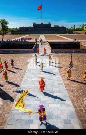 Hue City, Vietnam - 14 août 2022 : touristes et activités traditionnelles dans la Citadelle de Hue au Vietnam. Fossé du palais impérial, complexe du palais de l'empereur, Hue Banque D'Images