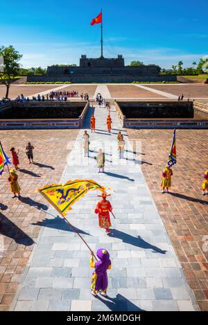 Hue City, Vietnam - 14 août 2022 : touristes et activités traditionnelles dans la Citadelle de Hue au Vietnam. Fossé du palais impérial, complexe du palais de l'empereur, Hue Banque D'Images