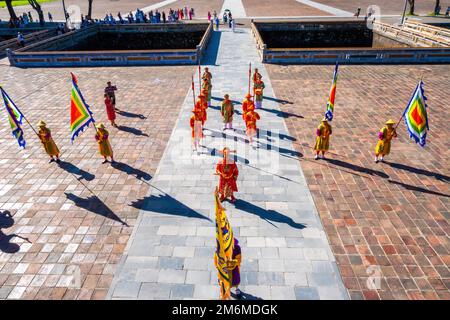 Hue City, Vietnam - 14 août 2022 : touristes et activités traditionnelles dans la Citadelle de Hue au Vietnam. Fossé du palais impérial, complexe du palais de l'empereur, Hue Banque D'Images