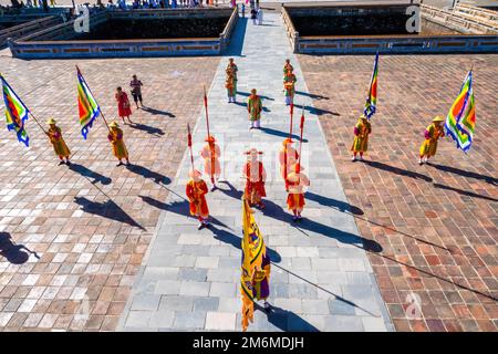 Hue City, Vietnam - 14 août 2022 : touristes et activités traditionnelles dans la Citadelle de Hue au Vietnam. Fossé du palais impérial, complexe du palais de l'empereur, Hue Banque D'Images