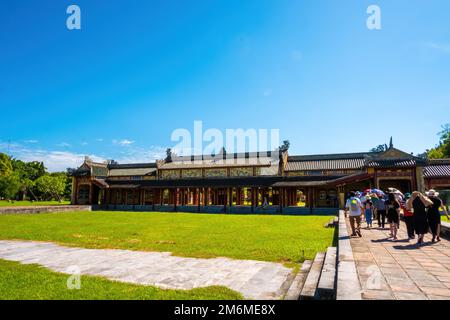 Hue City, Vietnam - 14 août 2022 : touristes et activités traditionnelles dans la Citadelle de Hue au Vietnam. Fossé du palais impérial, complexe du palais de l'empereur, Hue Banque D'Images
