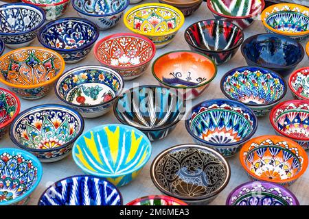 Assiettes décoratives en céramique avec ornement ouzbek traditionnel dans le marché de rue de Boukhara. Ouzbékistan Banque D'Images