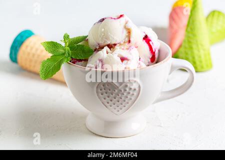 Glace à la vanille et sauce aux baies. Banque D'Images