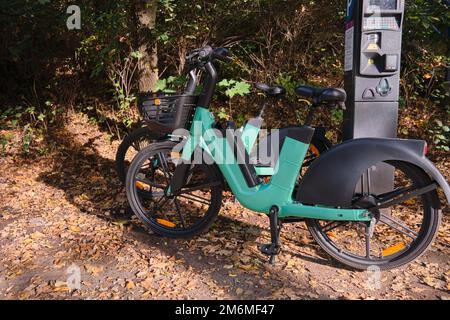 Vélo électrique Location City Park partage Service près de la station payante Banque D'Images