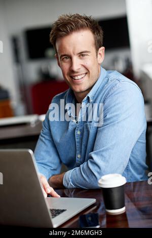 Le travail est génial, c'est aimer ce que vous faites. un homme travaillant sur un ordinateur portable dans un bureau. Banque D'Images