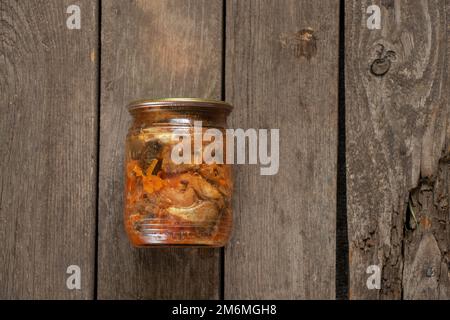 poisson en conserve dans un pot de verre sur un fond isolé Banque D'Images