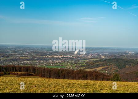 Vue depuis la colline Loucka dans les montagnes Slezske Beskydy en République tchèque pendant la matinée d'automne avec un ciel clair Banque D'Images